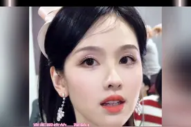 #陈都灵 怼脸拍怎么能这么美！候场还在举铁，嘟嘟你有这个自律意识做什么都会成功的！视频封面