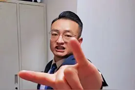 2025年7月14日，中国战队VKG在沙特利雅得举办的电竞世界杯（EWC）《Apex英雄》项目决赛中，历经九局鏖战以总积分96分的压倒性优势夺冠，斩获60万美元奖金（约合430.5万元人民币）及冠军奖杯永久镶嵌钥匙的殊荣。这不仅是中国战队在该项目的首个世界冠军，更打破了北美赛区长达七年的垄断，同时也是中国战队在本届电竞世界杯中的首个冠军。#apex英雄 #Apex #VKG夺冠 #我们是冠军 #东方红🔥