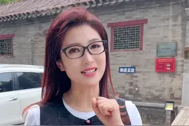 闹市浮云处，烟火方寸间！在高楼林立的中关村竟然隐藏着一个专注北京美食的四合院，一口京味，两重天地！@春妮#主持人日常#心动打卡指南 #与妮儿一起逛北京#北京美食#京味儿