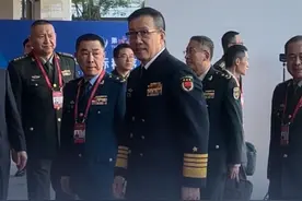 国防部长董军着军装为何没有肩章？封面新闻1分钟带你看懂海军军衔