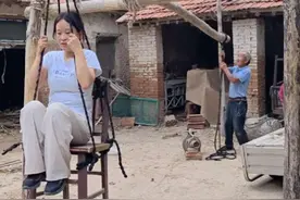 儿媳摔着腿了上不去三轮车，这样上去又快方便又轻松😂#杠杆原理#搞笑生活视频