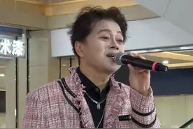 你还认识他吗？《孤单北半球》原唱欧得洋在家居城商演，被网友吐槽“死亡妆容”，本人回应：一觉醒来天塌了@欧得洋  孤单北半球(巡演中） #欧得洋 #欧得洋再唱孤单北半球
