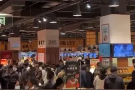 网传郑州胖东来将招聘5000人？官方回应来了！于东来：胖东来员工最低工资近8000元 #河南dou知道 #胖东来视频封面