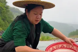清晨，伴着第一缕晨光，鲜嫩的竹笋破土而出，带着泥土的芬芳与春日的生机。#我的乡村生活 #用简单的方法留住春天的味道 #乡野春日地图 #竹笋