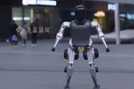 4月20日发布，机器人马拉松亚军机器人被拍卖，以56806元成交。网友：拍回来陪我跑步#机器人马拉松亚军以5万6被拍走#小顽童机器人被拍走#松延动力机器人N2被拍走视频封面