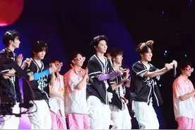 七朵桃花儿开🥳 #时代少年团 #时代少年团演唱会 #桃花朵朵开