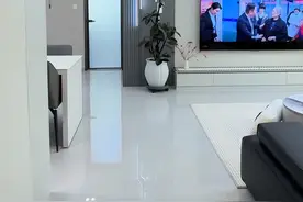 邻居说：不羡慕别的，就羡慕我家75＊150暖灰色亮光砖搭配同色系美缝，全屋通铺，不要过门石，整体效果像一整块理石一样明亮通透，太赞了。#亮光砖#瓷砖通铺#现代简约#客厅实拍 #装修分享