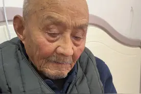 爷爷这段时间病的瘦了好多，也无力起床，一天三餐端到他床前，颤抖的双手搅拌着面条，却喘个不停，看着爷爷这样好心疼、可是我却不知道怎么办#说不出的心酸 #病床前的陪伴视频封面