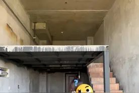 26㎡loft小家🏠我妈说屁大点公寓怎么装❓层高4米2👀  🔹阁楼：钢混结构搭建 🔹楼梯：直线形楼梯 🔸一楼：客餐厅 厨房 卫生间 🔸二楼：一个卧室  另外，钢结构隔层厚度14cm，节省不少层高‼️ #创作灵感 #装修 #公寓 #钢结构 #loft复式视频封面