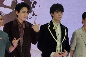 #朱一龙 #吴磊 帅哥同框好养眼！#抖音电影奇遇夜红毯好多人啊 #抖音电影奇遇夜