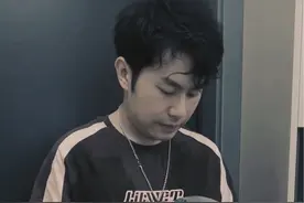 给摄像大哥看进去了，真性情啊这是！ #真实还原 #投稿