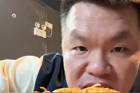 让我们牢记前辈们的艰苦奋斗和奉献精神，激励一代代篮球人不断追求卓越！#朱芳雨 #中国篮球名人堂 #不负热爱