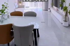 都说客厅不吊顶像出租房，我家就没有吊顶，简单用石膏板割成长条贴在墙的四周，不仅省米还不压层高，越看越耐看。#装修分享 #无吊顶石膏线效果图 #客厅