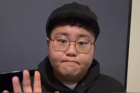 喜欢同性的雄性天鹅会在找到伴侣后，欺骗雌性天鹅为他产卵。然后赶走甚至雌性天鹅，霸占鸟窝和后代。这种动物世界中，残酷毫无人性的行为，在人类世界中也常有发生。#这是一个悲伤的故事 #内容过于真实 #形婚 #le #彩虹🌈视频封面