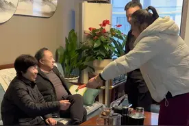 过年了，给爸妈发红包了，百善孝为先，谢谢爸妈们这么多年任劳任怨把我们抚养长大，父恩比山高，母恩似海深，承蒙时光不弃，感恩一切给予，您陪我们长大，我们陪您变老，只愿父母身体健康。#记录真实生活 #家和万事兴 #过年视频封面