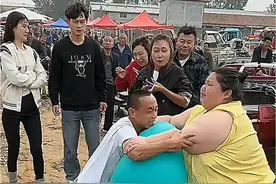 小矮人武大郎 挑战大胖女 #拍摄现场 #危险动作请勿模仿 #人山人海太热闹了 #搞笑 #看一遍笑一遍视频封面