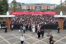 又是一年考编时。 2025年事业单位考试结束，大家都沉默往外走视频封面