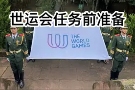 礼服腰带整理 正式上场前的整理着装#正能量 #国旗护卫队 #赵鑫华 #成都世运会