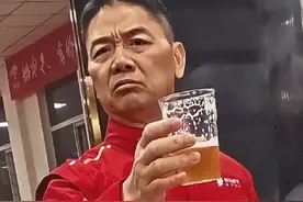 刘强东敬酒的照片为什么这么火？#刘强东请快递员和骑手吃火锅视频封面