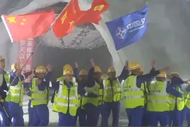 707米一钻成井！世界最深高速公路竖井成功落底贯通。视频封面