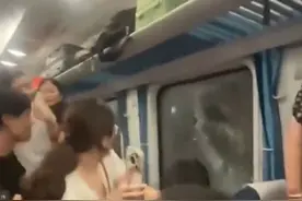 #K1373次列车乘客砸窗通风，官方通报事件详情：车内虽闷热，但没有达到破窗的紧急程度，铁路公安已对砸窗男子批评教育