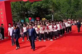 我的女孩，十八而至，成人礼，跪的我老泪纵横，作为妈妈能力有限，给不了你太大的惊喜，但小小的仪式感还是要准备的，鲜花已买，红包已备，交换信已写，你的第一束花是妈妈买的，人生中第一条金链子妈妈送的，第一封家书妈妈写的，你没有叛逆也很听话，如果非要拿成绩来衡量，你不是佼佼者，但你绝对是善良体贴人意的那一位，我不想拿成绩来衡量你，因为你也努力过，家庭普通我也很普通，所以我接受你的所有普普通通，最近一段日子对你来说可能是黑色的，高中生活魔鬼般的日子，高考难，难与上晴天，每天看你披星戴月，来去匆匆的身影我很心疼，翻看了一遍你从小到大的相册，回想着你长大的每一个瞬间每一次点点滴滴，我很欣慰，你可曾知道一直以来你都是妈妈骄傲的资本，有人说没有经历过高三的生命是不完美的生命，没有参加过高考的人生是有缺憾的人生，高考虽然不是唯一的出路，但它真的是最好的捷径，不管结果如何我们都要坦然面对，努力过付出过，最起码咱不后悔，妈妈有一段话要分享给你：“每一个优秀的人都有一段昏暗的时光，那一段时光是付出了很多努力，忍受了很多黑暗，吃了很多苦涩，不经历风雨怎能见彩虹”何其有幸，今生相遇感谢你做我的女儿，妈妈文化有限，不会用什么华丽语言表达，我只要你一路繁花，一路优雅，一生健康平安喜乐，懂得感恩知足温柔上进，加油我的姑娘！