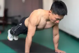 靠这六个俯卧撑练爆上半身肌肉【胸+肩+臂】 六个俯卧撑能全面锻炼胸、肩、手臂，需要有一定俯卧撑基础的同学，赶紧来练吧#俯卧撑 #胸肌 #肩膀训练 #手臂训练 #居家锻炼