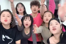 穿衣服挑战，哈哈太难了 #内容启发搜索 #办公室游戏 #办公室日常