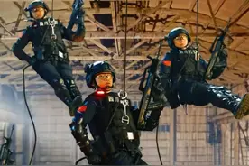 专访全网粉丝超4000万博主朱铁雄：国安变装视频爆火后，评论区被平民英雄们刷屏。朱铁雄：“我的底气就来自观众，你们都很了不起。”视频封面