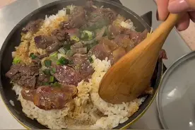 一人食的广东美食-煲仔饭（你可以做：牛肉、排骨、腊味、滑鸡太多太多了）今晚的鱼汤也是我家最常吃的菜；真的很鲜甜谁吃谁知道#简单美食 #晚餐吃什么 #煲仔饭 #一人食记 #南北差异