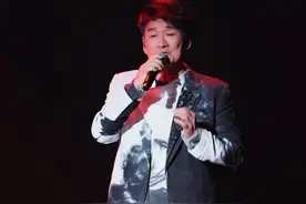 虽然岁月总是 匆匆的催人老 虽然情爱 总是让人烦恼 #周华健 #鬼迷心窍 #有人问我你究竟是哪里好 #周华健演唱会#岁月是把杀猪刀视频封面