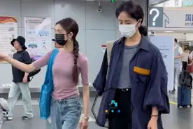 印象里还是爸爸去哪里懂事的小姐姐黄多多，现在已经是大学生了，放假回国和妈妈一同出行，气质和妈妈很像都是清冷美女 #黄多多气质 #孙莉 #明星家庭  #黄多多 #黄忆慈