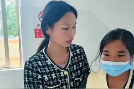 今天俺妹妹来看俺妈，在医院呆了一会我就让她回去了，因为她还怀着孕呢。送走妹妹，我咋想都咽不下这口气，我去找洋洋他妈去了。俺家虽然没有哥和弟弟，但是俺妈有四个闺女呢。人多的时候她表现的委屈，人少的时候就原形毕露了。#记录真实生活视频封面