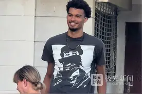 NBA球星文班亚马悄悄开启中国行！逛北京天坛、商场、吃牛肉面，此前用流利中文谢谢兄弟们！#网友在天坛偶遇文班亚马