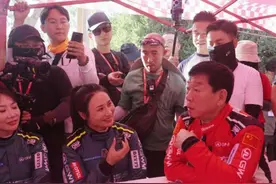 长城魏建军参加敦煌越野耐力赛，称销量火爆的全新坦克500敦煌绿车色是从莫高窟壁画中获得灵感。#魏建军率队征战2025敦煌耐力赛 #中国坦克为热爱上场 #全新坦克500