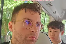 前往“七三一罪证陈列馆”时，马库斯的手紧张得直发抖！“知道接下来会发生什么，但不确定到底会看到什么”！#抗战胜利80周年 #我们的胜利 #媒体精选计划#马库斯捐赠618张历史照片#山河见证