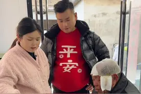 大爷今天骑电动车出去，自己在路上翻车了 快80岁的人了还不扶老，就是一个老小孩， 我们说了不要到处乱跑他也不听，拿他也没办法 #记录真实生活 #夫妻日常视频封面
