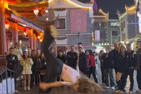 俄罗斯小姐姐这个单腿前空翻厉害啊，众人围观。#空翻特技 #被围观了 #绝活必须展示一下视频封面