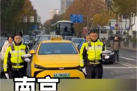 机动车停驶鸣笛、行人停下脚步伫立默哀，今天南京大屠杀死难者国家公祭日，上午10:01防空警报响彻南京的天空。这一分钟的南京全城静止。国耻民殇不会忘，不能忘，不敢忘！#今天是国家公祭日 #南京视频封面