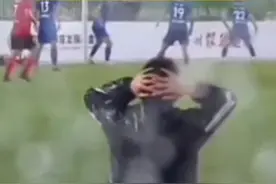 心碎了一地！6月21日晚，“苏超”常州队VS南京队现场，教练在瓢泼大雨中跪地抱头。#苏超视频封面