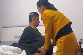 丈夫患病肚大如罗，妻子一边照顾他和两个孩子，一边赚钱给丈夫治病。网友：男人娶对了人，女人真的很顾家#夫妻#爱情#不离不弃的陪伴