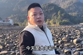 蛇年正月初一至，瑞气盈门福满枝。值此良辰，敬祝阖家新春嘉平，长乐未央。愿长辈身体康健，如苍松傲雪，岁岁无忧；愿晚辈学业精进，才思敏捷，笔下生花；愿同辈事业顺遂，财路亨通，所行皆坦途，所遇皆美好。#今天大年初一 #辉哥短视频 #灵蛇迎春新年大吉视频封面