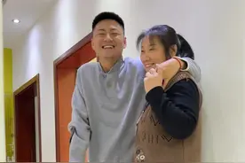 大家好，我是赵吉星。今天和我妈打了个赌，我妈说我站不起来，但我觉得我应该是没问题，前几次确实没成功，还把我妈累够呛，但我不服这口气。这一路走来，承蒙岁月不弃，赐我颠沛流离，让我爱过恨过做回我自己。经过几次的尝试，我确实成功了，有人说：你的成功一定是必然的，我确实也认同这个说法，因为我努力了，因为在这个过程中我付出了，所以我能有今天，确实绝非偶然。我要感谢我爸和我妈，这一路走来并不容易，她们对我的付出，不是能用一两句能概括的。我想借这个机会对他们说一声：此生身为他们的儿女是我最大的幸福。