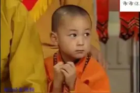 1991年四岁的释小龙跟随少林寺住持释永信访台, 表演齐眉棍太萌了