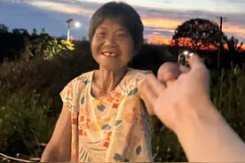 即使只有500块，即使会过期，外婆也没有花完。如家里那些牛奶、零食，外婆总会留给我，有时甚至留到过期、留到变味儿。 外婆不知道的是，余额宝的收益啊，它不会过期，它跟爱一样，会被攒着，会随着时间不断积累， 它跟爱一样，永远都在。 #外婆 #外婆和羊羊 #余额宝12周年 #100种求稳人生