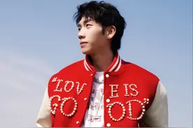杨和苏现场为家乡成都献唱歌曲《玛丽亚》，该歌曲为杨和苏为其母亲所写视频封面