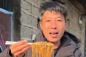 今天带大家看看咱们家的粉条是怎么做出来的，地瓜淀粉做的粉条， 大家还没有拍到的下方链接可以拍。#红薯粉条制作 #粉条 #记录真实生活视频封面