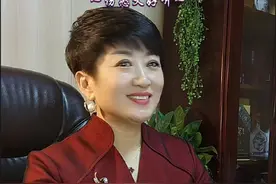 《女人选择沉默》 #音乐种草计划 女人选择沉默什么都不想说了，因为心里承受太多心酸和无奈，我们只能勇敢面对生活#生活感悟 #女人选择沉默 #对口型唱歌 #馨雨姐对口型视频封面