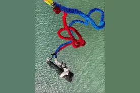 如果有人这样陪你一起蹦极，你还会害怕吗#双人情侣蹦极 #惊险刺激精彩无限 #危险动作请勿模仿