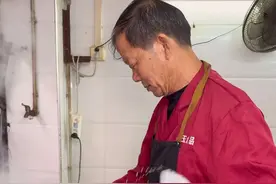 也不知道这一天天的要摔多少个碗，我也不敢说，我也不敢问 你们知道为啥武汉人吃热干面喜欢站着吃吗#内容启发搜索 #市井生活 #人间烟火 #巷子里的美食 #过早视频封面